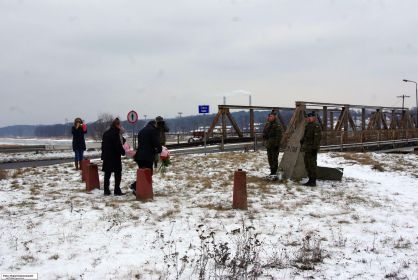 Фото с места прорыва в город г. Сулехов, перед мостом установлен обелиск