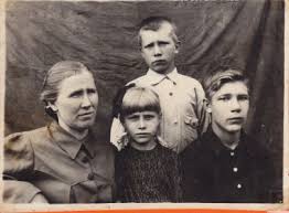 Жена и дети Деревянкина Иосифа Степановича - см. слева направо: Василиса(жена), Тамара (дочь), сыновья - Пётр и Александр