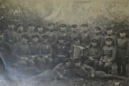 Фотография с однополчанами (деда на ней не нашел)