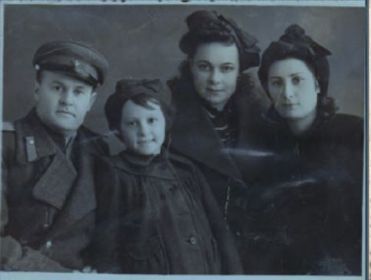 Послевоенная фотография с семьёй, г. Волгоград