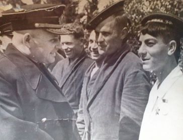 Госпиталь г.Сочи.Адмирал Октябрьский Ф.С. вручает матросу Аветисьяну Хачику Аслановичу орден Красной Звезды за бои на Малой Земле.