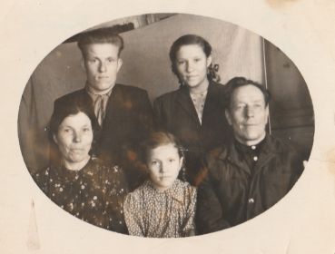 Анна и Иван Поторокины и их дети (стоят Коля и Нина, между бабушкой и дедом сидит моя мама Зина, она родилась уже после войны)