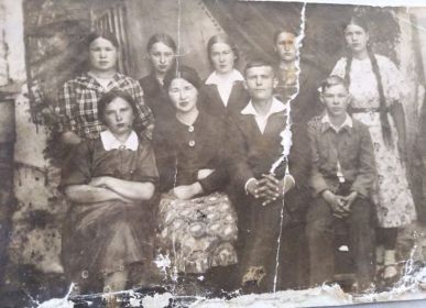 12 мая 1943 год 9 класс. Муртазин Барый Гилязович первый ряд, третий слева.
