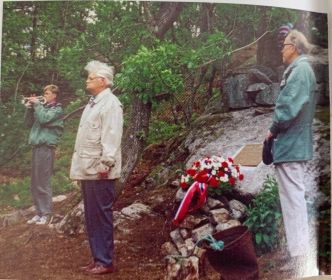 05 06 1994 Эйнар Свендсен у монумента всем расстрелянным советским военнопленным на острове Брагдоя