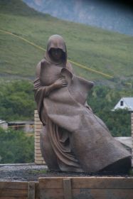 Памятник землякам, не вернувшимся с войны. Скульптор Станислав Тавасиев.