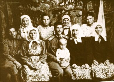 Брат  Петра( в середине)