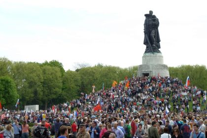 9 мая 2015 года. Германия. Берлин. День Победы над немецким фашизмом. Памятник "Воин - освободитель". Трептов - парк.