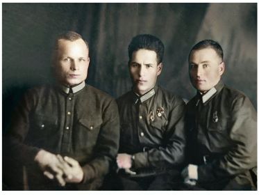 Фото из архива Еникеева Б.М. 1935г  Школа летчиков наблюдателей г. Оренбург. Справа курсант Еникеев Б.М. в середине Ибрагимов Шайки И. и Беляев Василий И.
