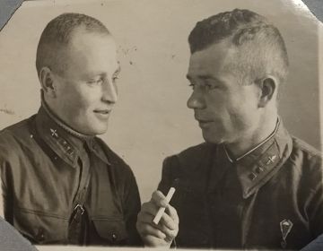 Фото из архива Еникеева Б.М. 315рап КОВО г.Киев Два друга ст. лейтенант штурман Еникеев Б.М.(после финской войны) и лейтенант летчик Колодяжный С.А. ноябрь 1940г.