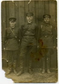 Фотография, в центре - Фёдор Грачёв. На обороте надпись: "43 кав. полк. 19/V-32 г."