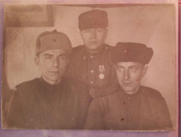 Ковригин Михаил Васильевич (посредине) с сослуживцами