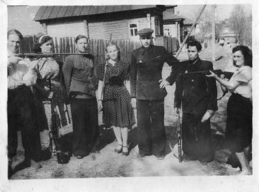 1949-1954. Городской cтрелковый тир ДОСААФ СССР. Фотография с печатью и подписью Председателя Горкома ДОСААФ на память участникам соревнований по пулевой стрельбе из малокалиберной винтовки.