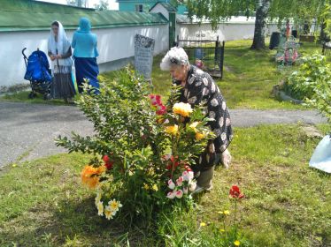 Валентина Николаевна Хренова (Гарина). 28.05.2015 года. Село Троица. Монастырь Святого Пахомия. Мемориал Гариных. Гарина Ксения Матвеевна 1866 -1937. Гарин Ксенофонт Тимофеевич 1867 - 1939.