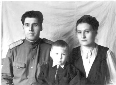 Сергей Иванович с женой Ниной и сыном Игорем