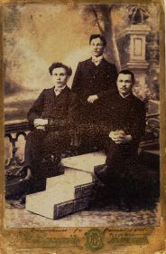 Пётр Антонович Деревянко (на фото справа) - отец Леонида Петровича. 1909 год. Жмеринка.