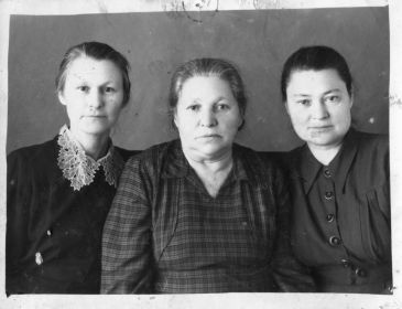 Мама Леонида Петровича - Лидия Ивановна Деревянко и сёстры Валентина и Нина. Фото примерно 1960-х годов. 