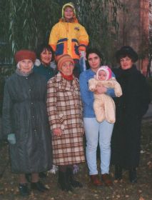 с дочерьми Татьяной и Натальей, внучкой Еленой, правнучками Анастасией и Маргаритой, сватьей Марией Никитичной 2001г.