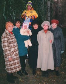 с дочерьми Татьяной и Натальей, внучкой Ангелиной, правнучками Анастасией и Маргаритой, сватьей Марией Никитичной 2001г.