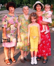 с дочерьми Татьяной и Натальей, правнучками Анастасией и Маргаритой 2001г.