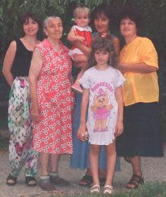 с дочерьми Татьяной и Натальей, внучкой Ангелиной, правнучками Анастасией и Маргаритой 2001г.