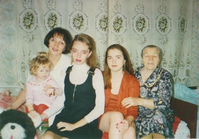 с дочерью Татьяной, внучкой Ангелиной, правнучкой Анастасией, Еленой (супругой внука Дмитрия) 1995г.