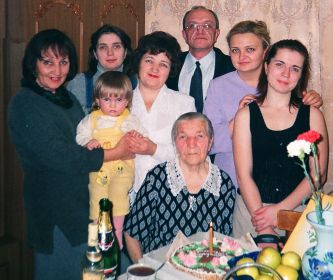 с дочерьми Татьяной и Натальей, сыном Геннадием, внучками Мариной, Еленой и Ангелиной, правнучкой Маргаритой 28.12.2001