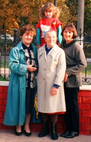 с дочерьми Татьяной и Натальей и правнучкой Анастасией 2001г