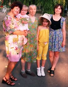 с дочерью Натальей, внучкой Ангелиной, правнучками Анастасией и Маргаритой 2001г.