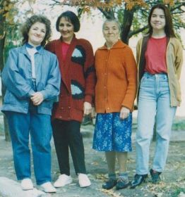 с дочерьми Натальей и Татьяной и внучкой Ангелиной 1995г.