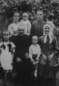 Георгий Андреевич с семьей. 1950-е г.г. ст. Троицкая