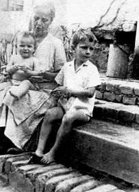 Надежда Митрофановна с внуками Вячеславом и Викторией 1942 год.