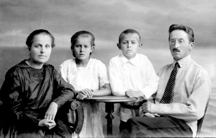  Семья Илларионовых. На фото слева направо (зеркально): Надежда Митрофановна, дочь Елена, сын Игорь, Вячеслав Викторович.