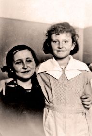 Дочь Галина (на фото слева) и двоюродная племянница Наталья (на фото справа). 