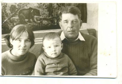С младшим сыном Юрием и дочерью Надеждой
