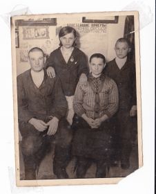 Родной брат Василий Петрович с женой и детьми Леной и Митей