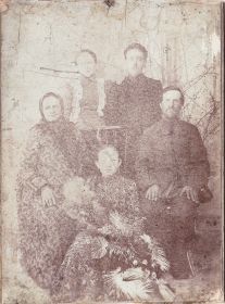 Родители Степана Петровича - Пётр  Иванович с женой Прасковьей , дочерью Ольгой и внучкой Тамарой