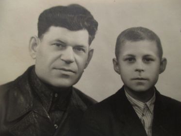 отец и Толик.  фото конца 1940-х гг.
