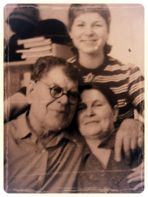 Семья: отец, мама и я. 1975 год.