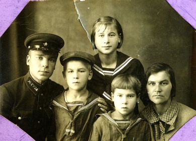 1937г., Москва, с матерью, сестрами и братом