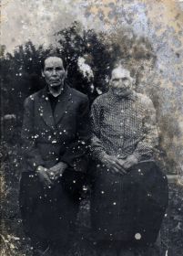 слева моя бабушка (папина мама) Ефросиния Алексеевна. справа её старшая сестра Саломия