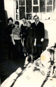 бабушка Ефросиния чуть впереди в центре, позади неё брат моего папы. младший сын Ефросинии Николай, слева его жена Нина Михайловна, единственный сын Геннадий