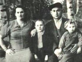 Семья Н.М. Доленкина. Фото 1944 год.