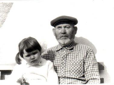 Н.М.Доленкин с правнучкой Танечкой. Фото 1984 год 