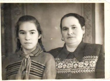 Супруга Елизавета и дочь Клавдия Доленкины. Фото 1954 год.