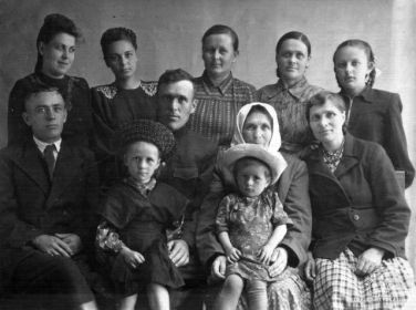 Мать Анна, брат Иван с женой и детьми, брат Алексей с женой, сестры Ольга и Стюра