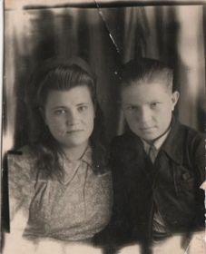 Дочь Валя и сын Володя 15 января 1950 г.