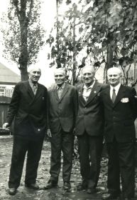После войны. Братья Гарбузенко: справа Пётр (1909), Анатолий (1920), Алексей (1912), Евгений (1917)