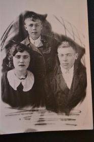 Сестра: ЛИДА братья: ВИКТОР, АНАТОЛИЙ