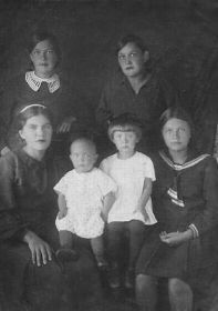 Верхний ряд слева - жена, Валентина Ефимовна Москвина, нижний ряд вторая справа - старшая дочь Женя