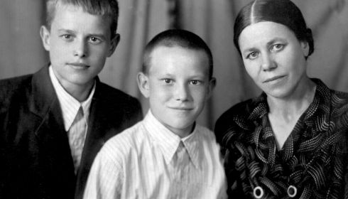 Слева направо Виктор, средний сын Ф.И., Юрий - младший и Василиса Кузьминична